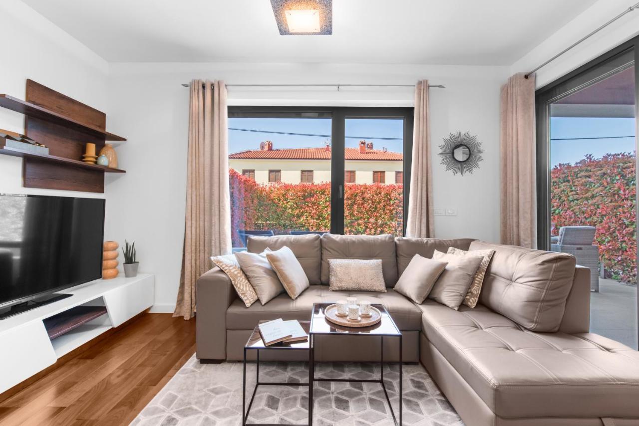 Luxury New Apartment With Private Garden Near The Beach! Porec Exterior photo